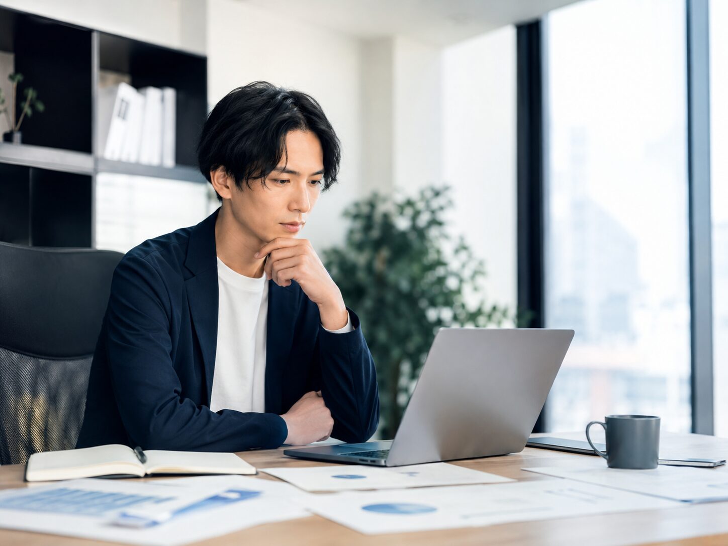 DX・戦略・AIコンサルへの転職について情報を整理するビジネスパーソン