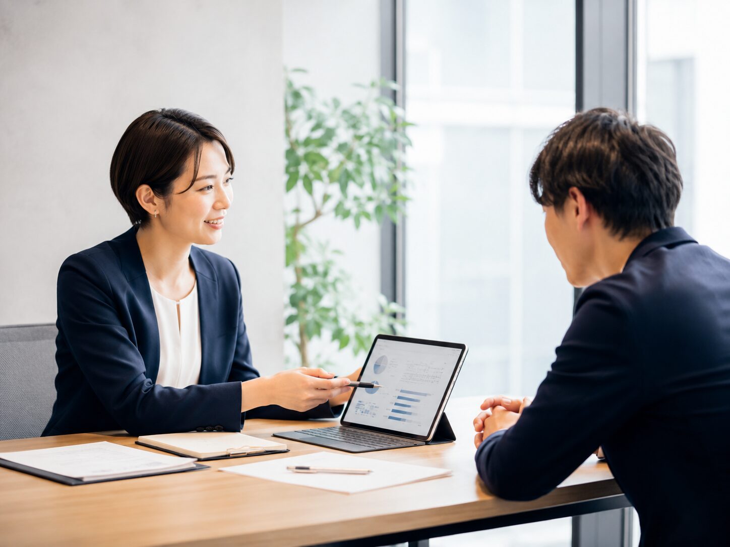 担当者とキャリアや転職先について相談する様子
