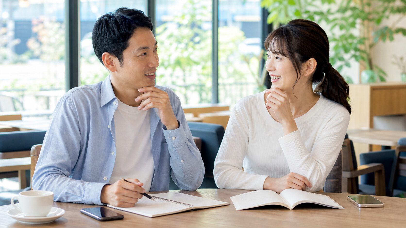 将来の結婚生活について話し合う男女