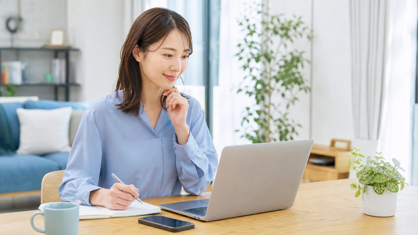 自宅でオンライン婚活サービスを確認する女性