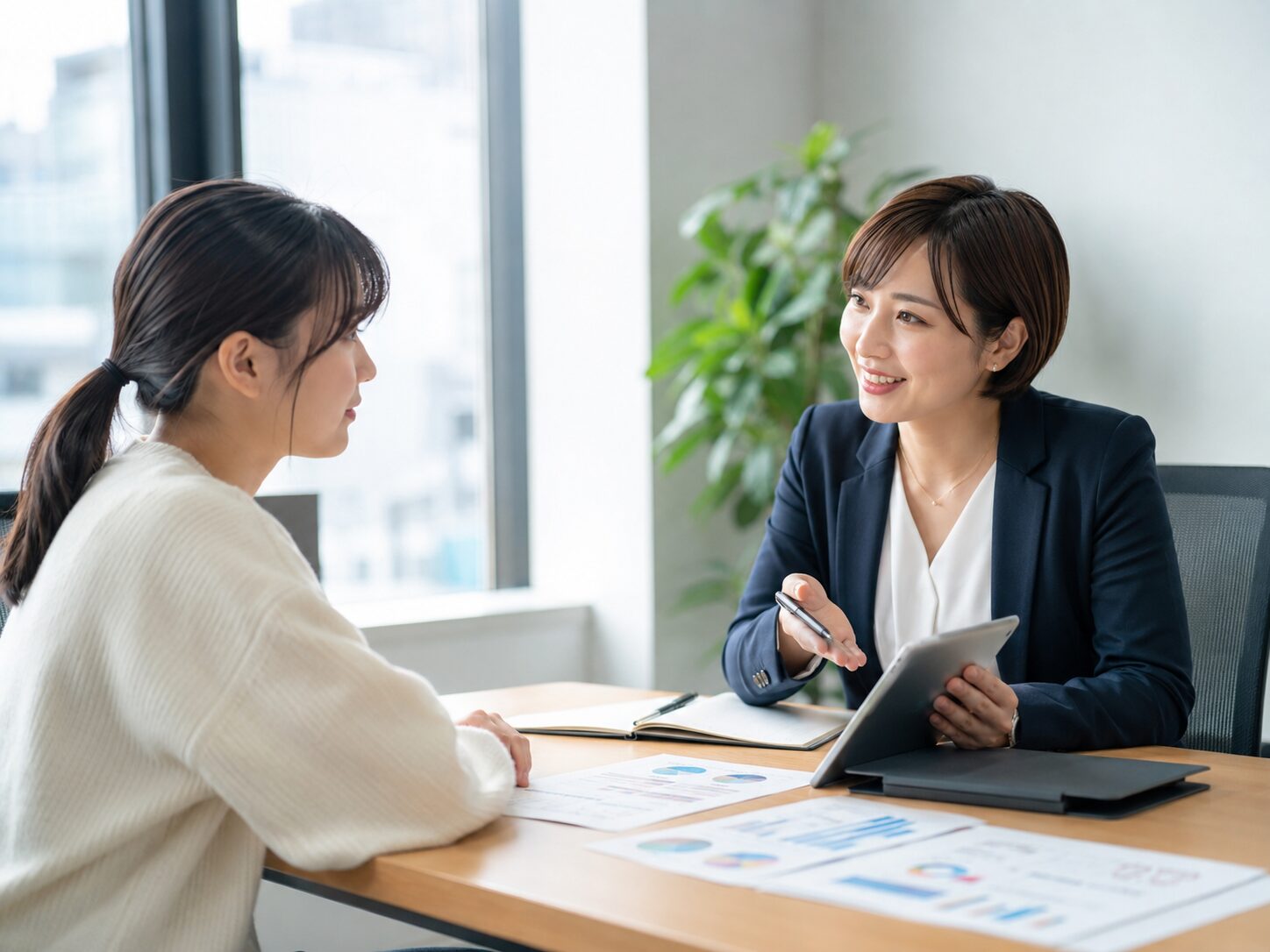 担当者と面接対策を進める様子