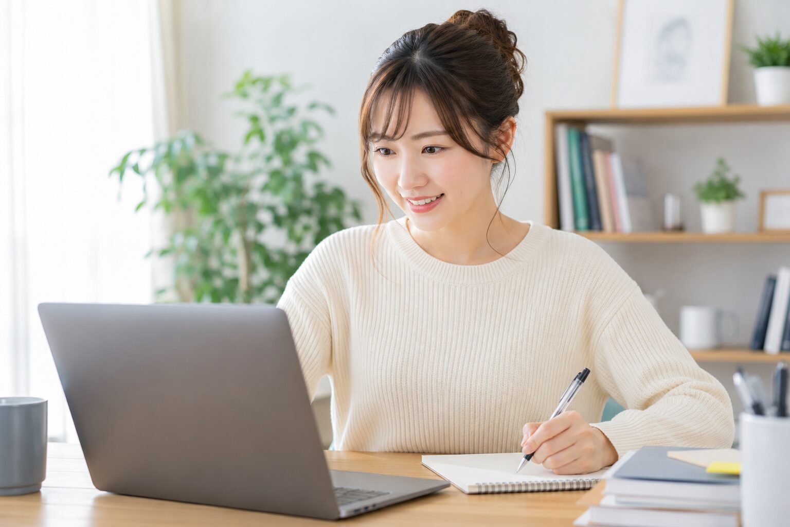 自宅で動画編集講座を学ぶ女性