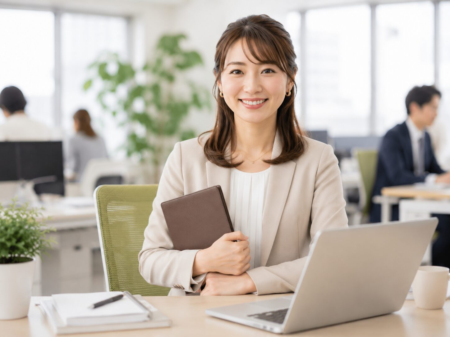 資格取得後のキャリアを前向きに考える笑顔の30代女性