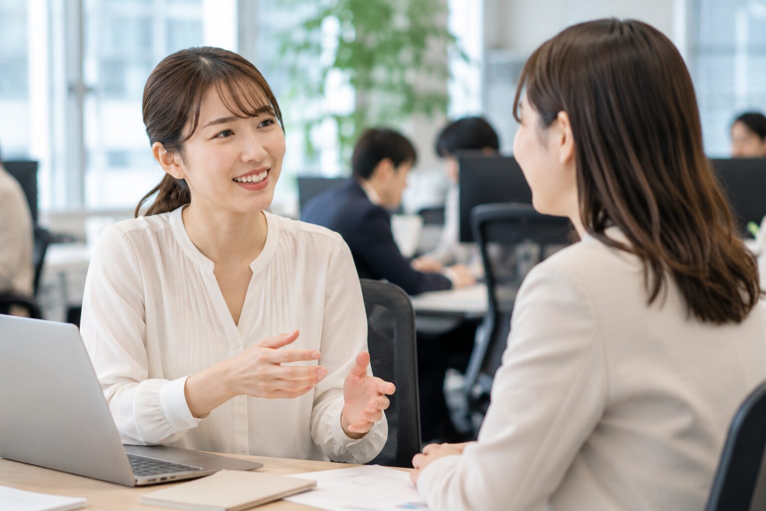 コミュニケーションに自信を持って会話する社会人