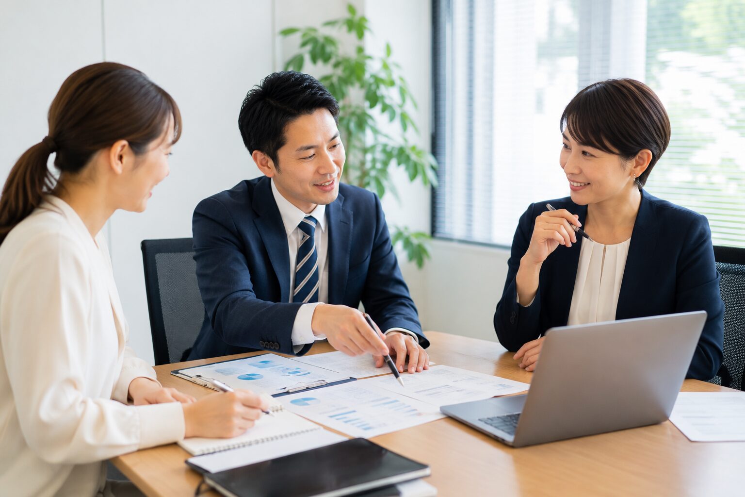 見積業務の課題と必要な機能を整理する担当者