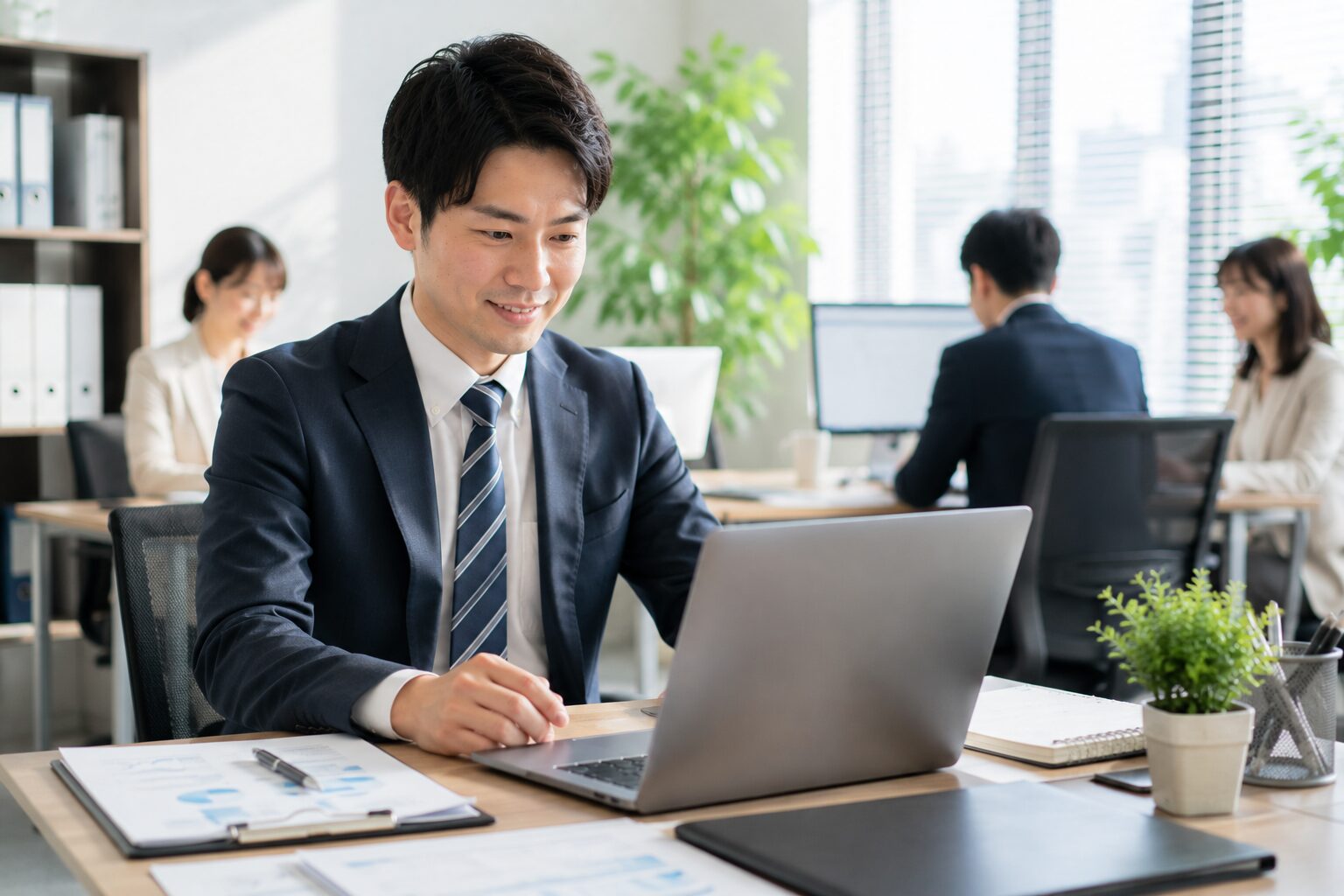 見積対応の効率化を実感する営業担当者
