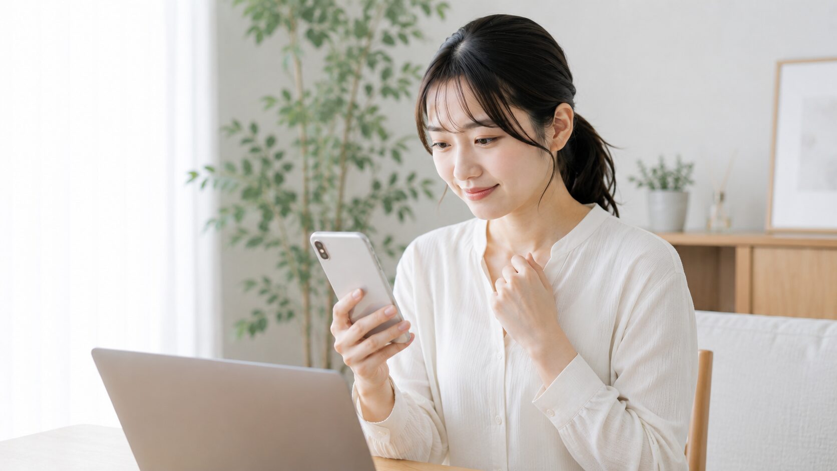 退職後に届く離職票の時期を確認する女性
