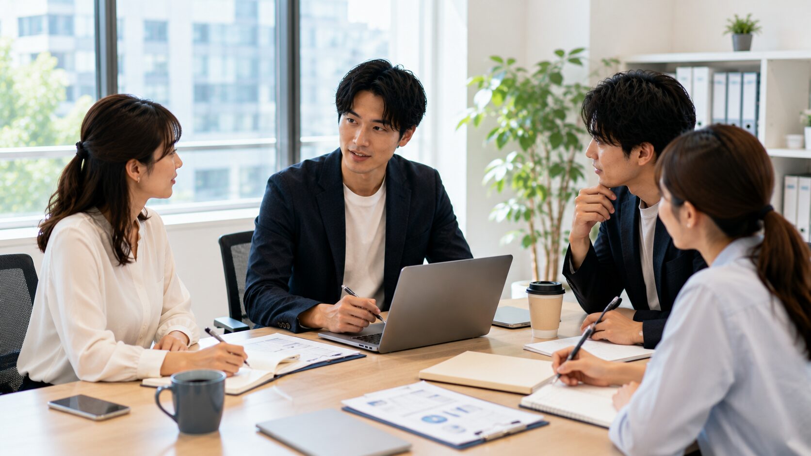 AIで営業日報と商談内容を整理する営業担当者