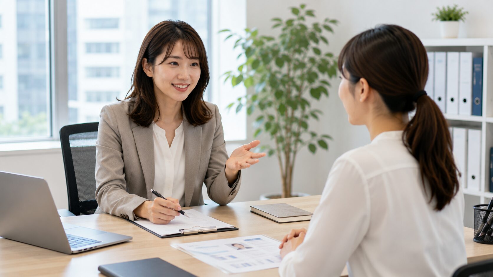 AIで顧客管理とCRM情報を整理する営業チーム