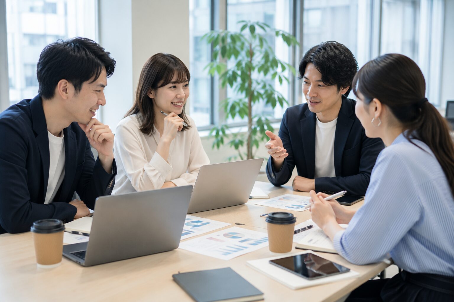 MEO対策について打ち合わせを行う担当者
