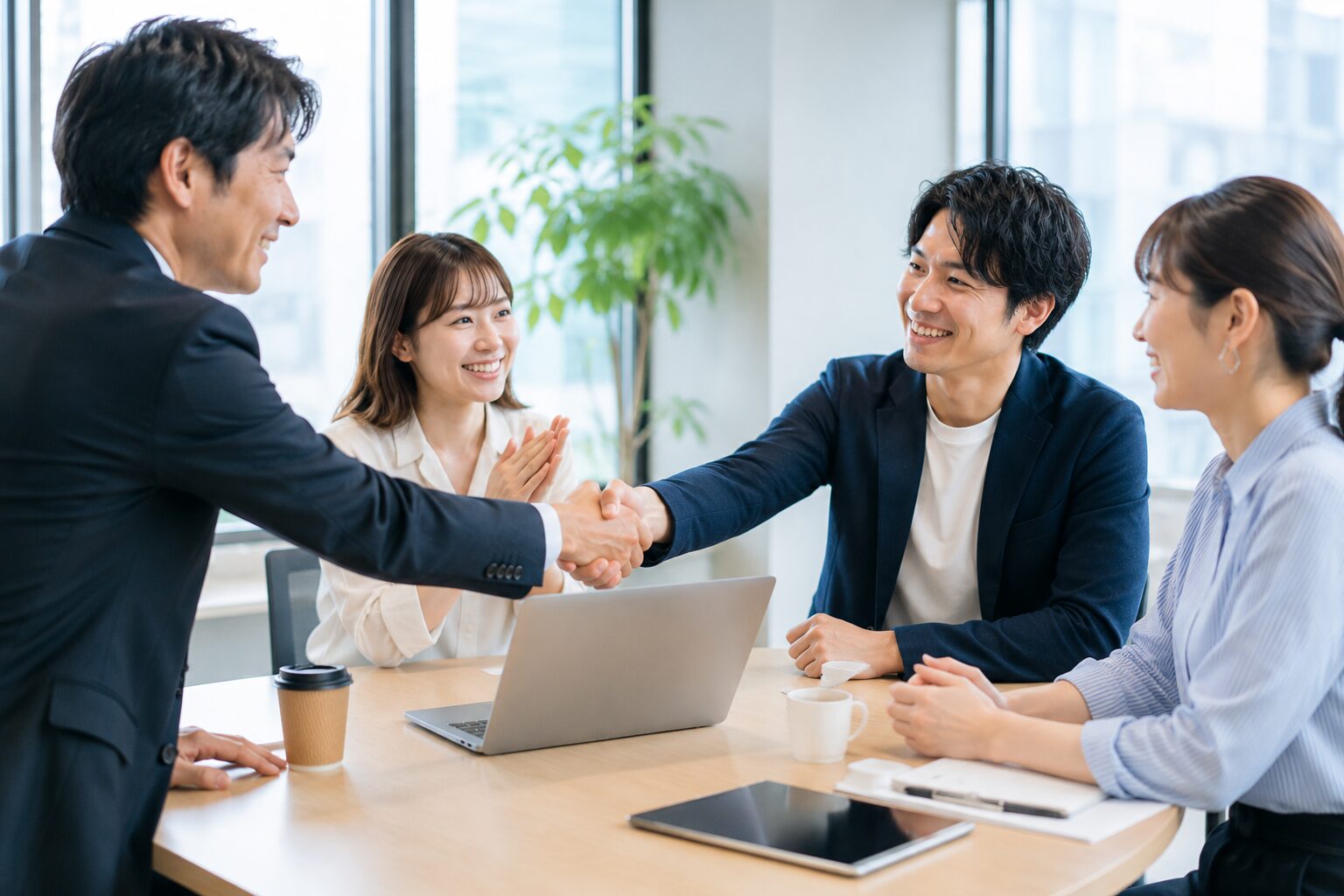 集客改善を実感し笑顔になる店舗運営チーム