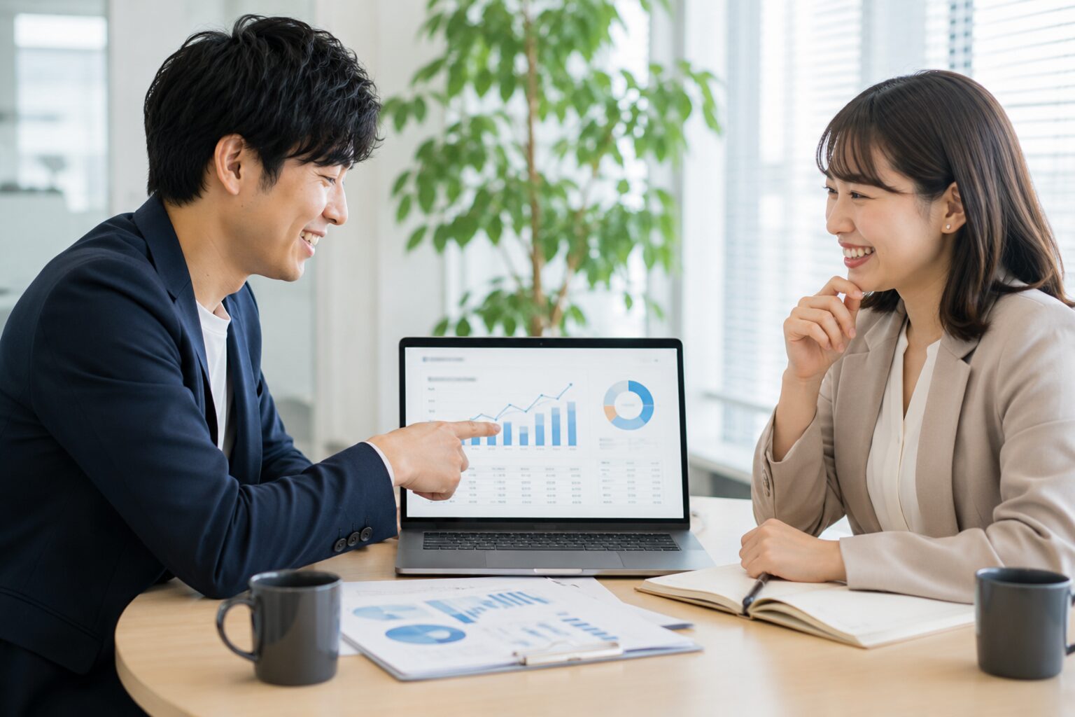 問い合わせ増加を確認して前向きに打ち合わせする法人担当者