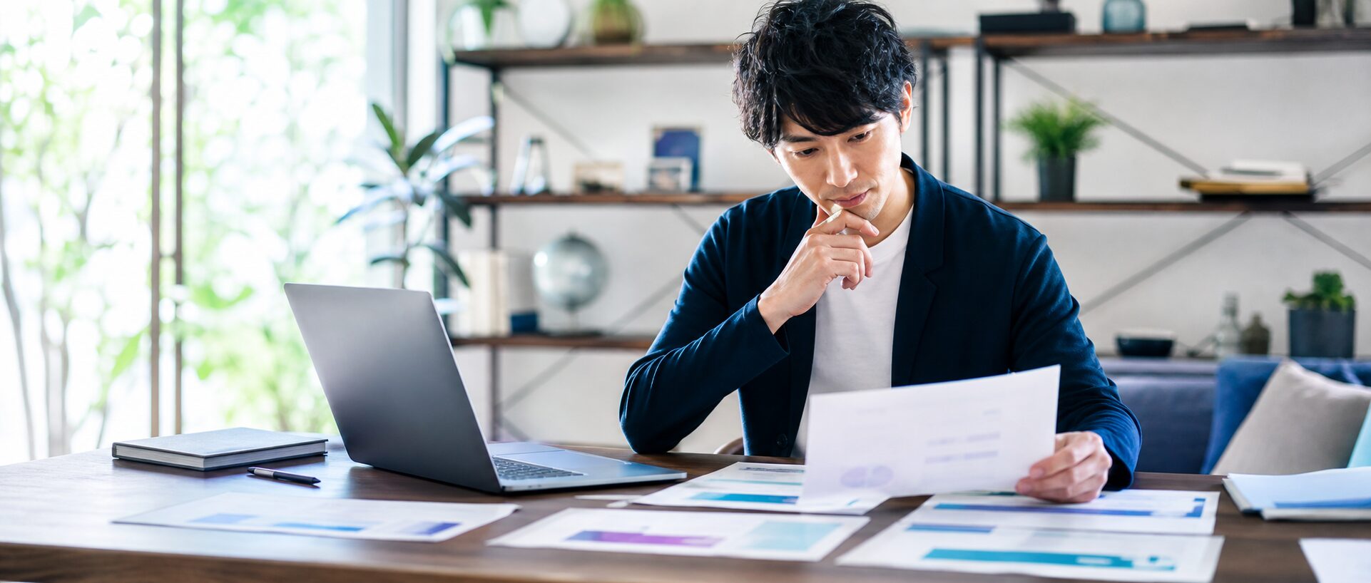 複数のフリーランス案件の条件を比較するエンジニア