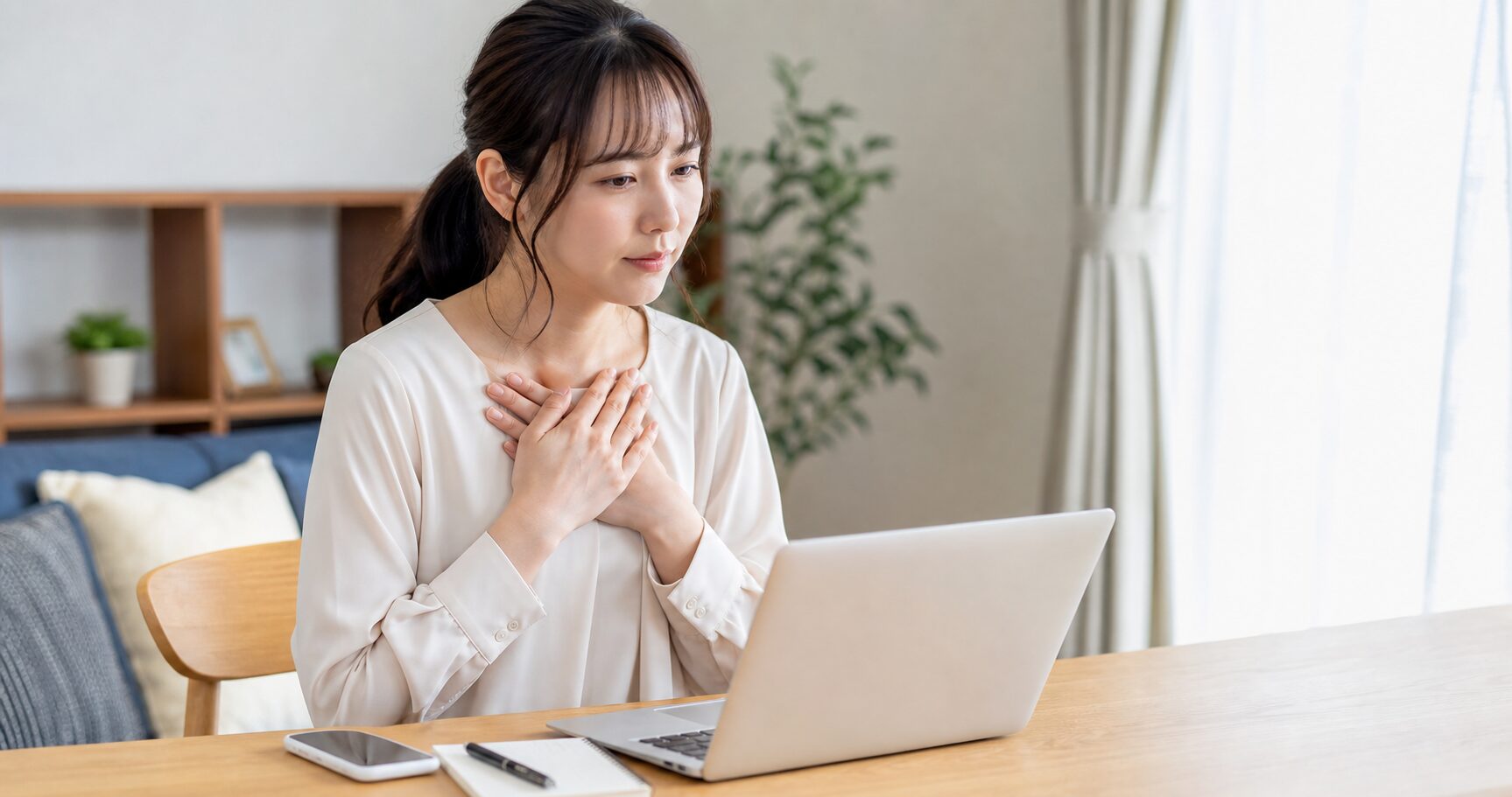 自宅で将来について考える女性