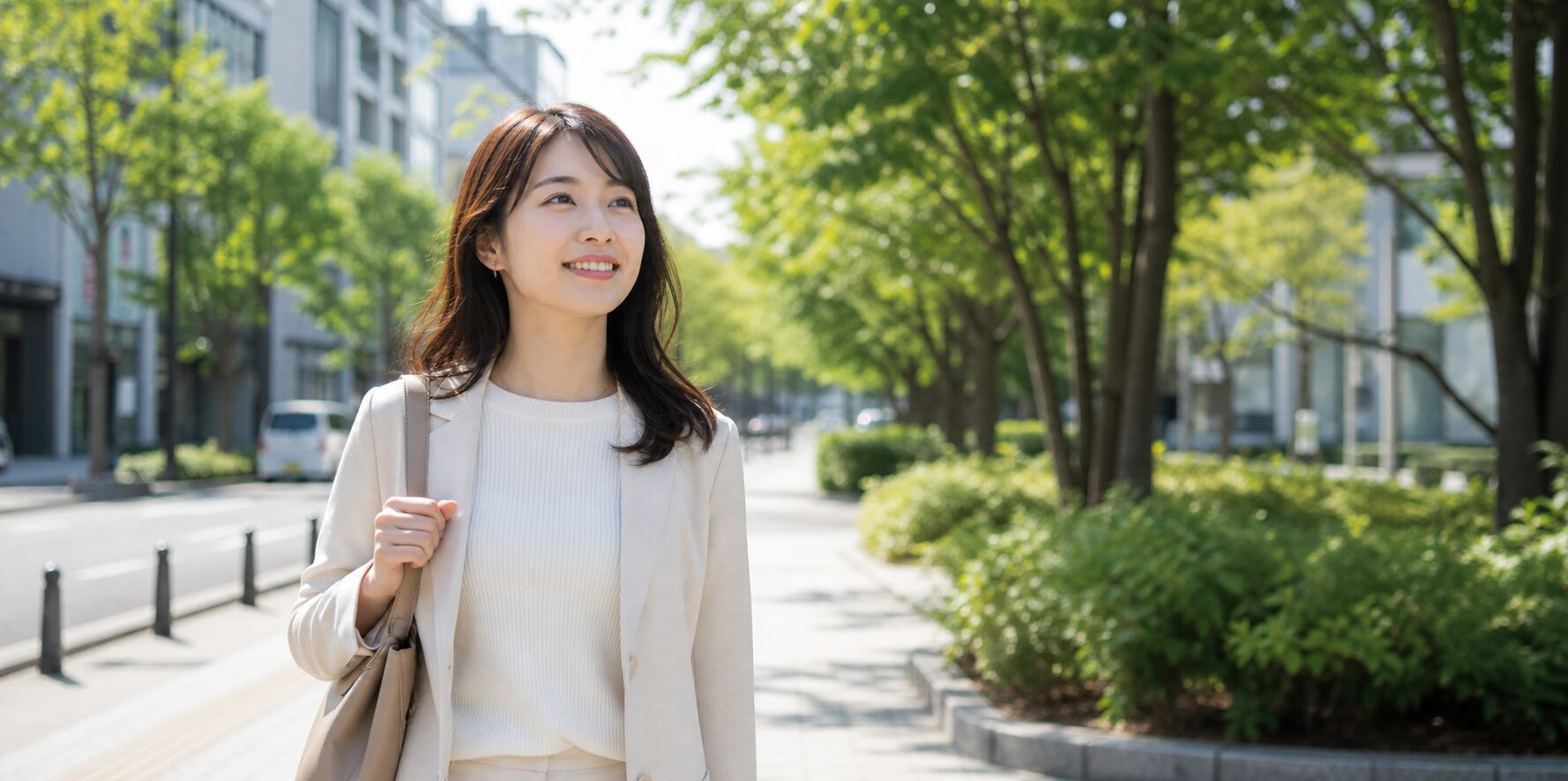 自分に合う次の道へ向けて街を歩く女性