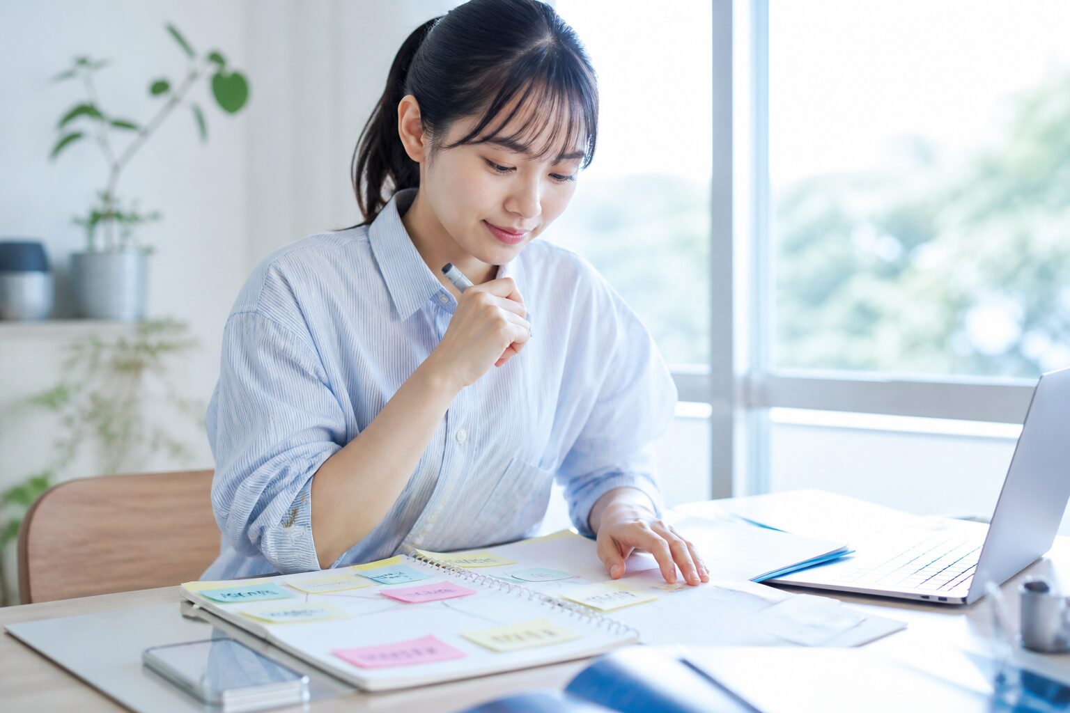 ノートと付箋で就活計画を整理する学生