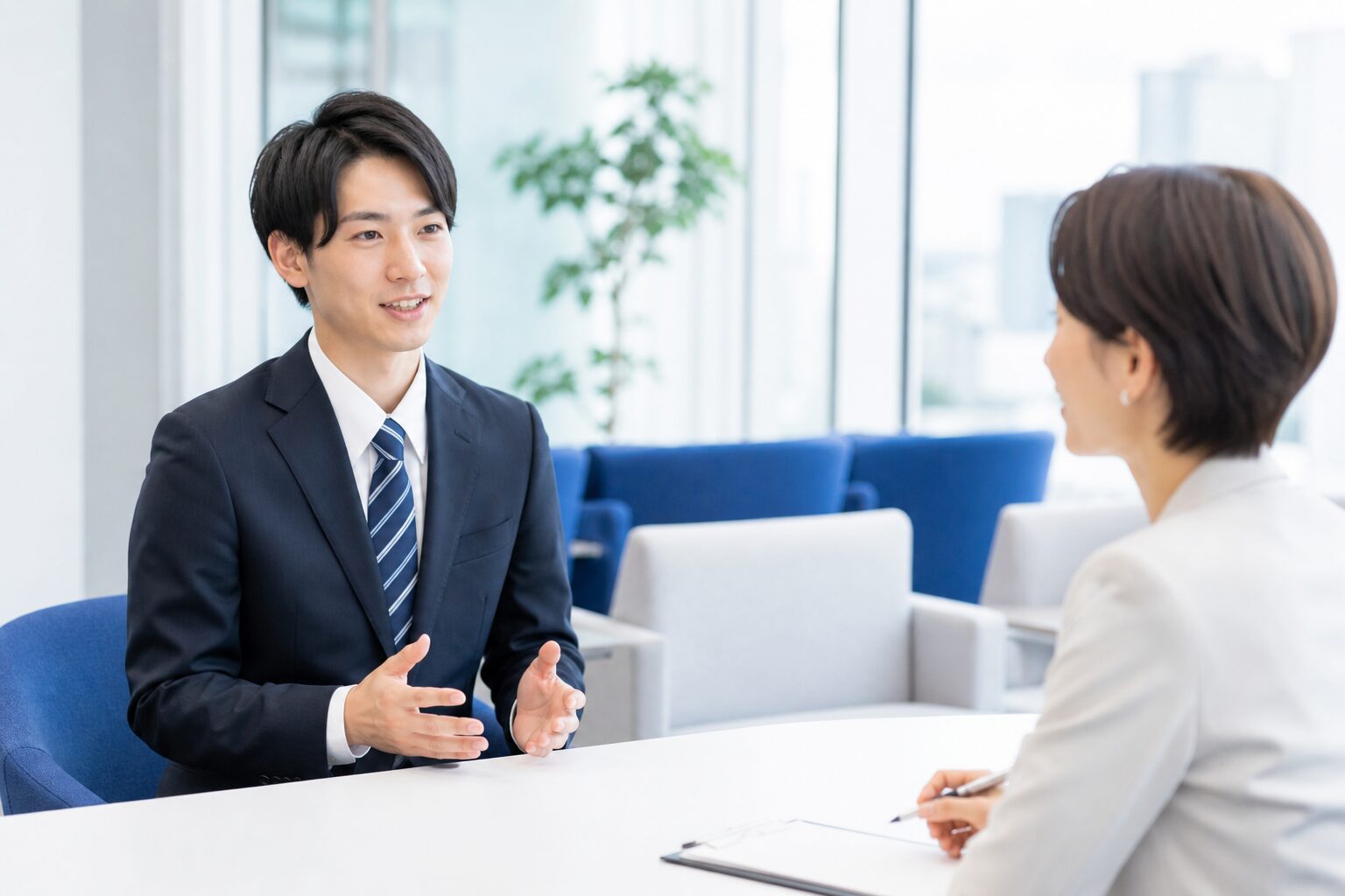 採用面接で自分の経験を伝える学生