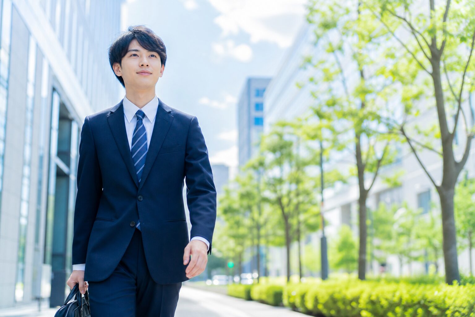 就職後の未来へ前向きに歩く若手社員