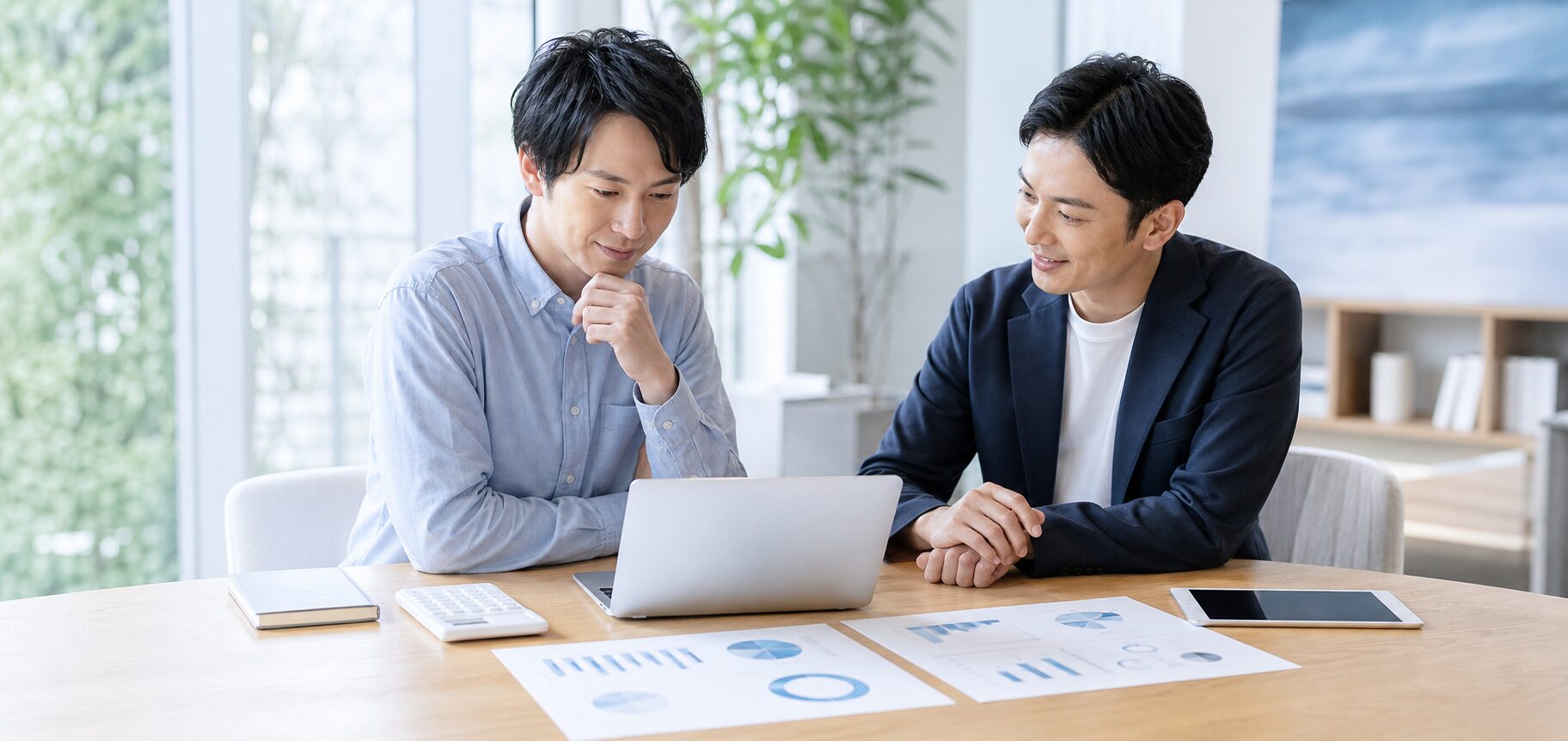 FPと資産形成の資料を確認する男性