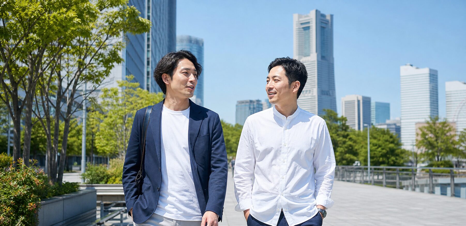 街を歩きながら将来について話す男性カップル