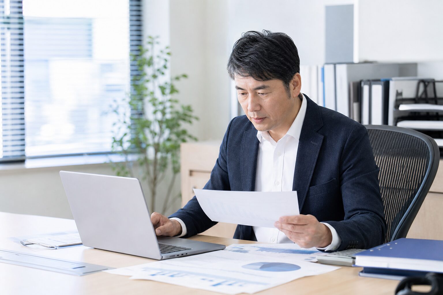 事業資金の資金繰りを検討する法人経営者