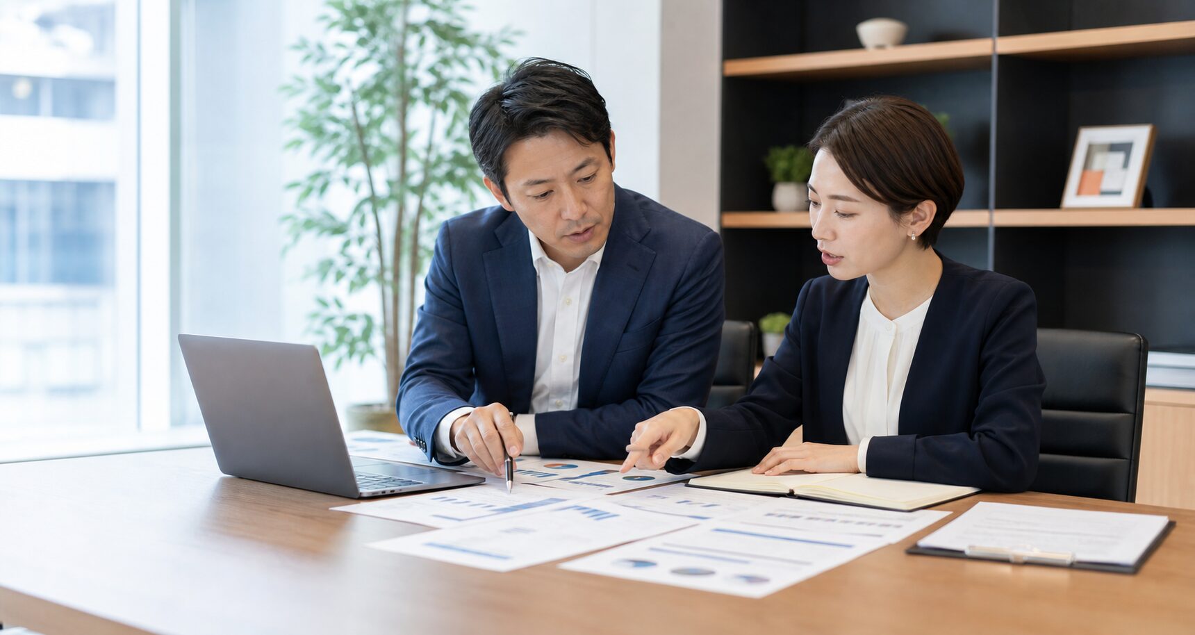 銀行融資とビジネスローンを比較する法人経営者