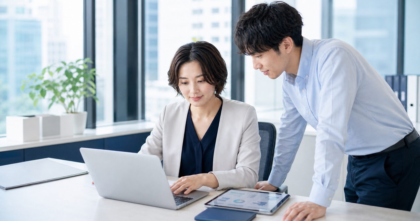 銀行と経理業務の運用を見直す法人経営者と経理担当者