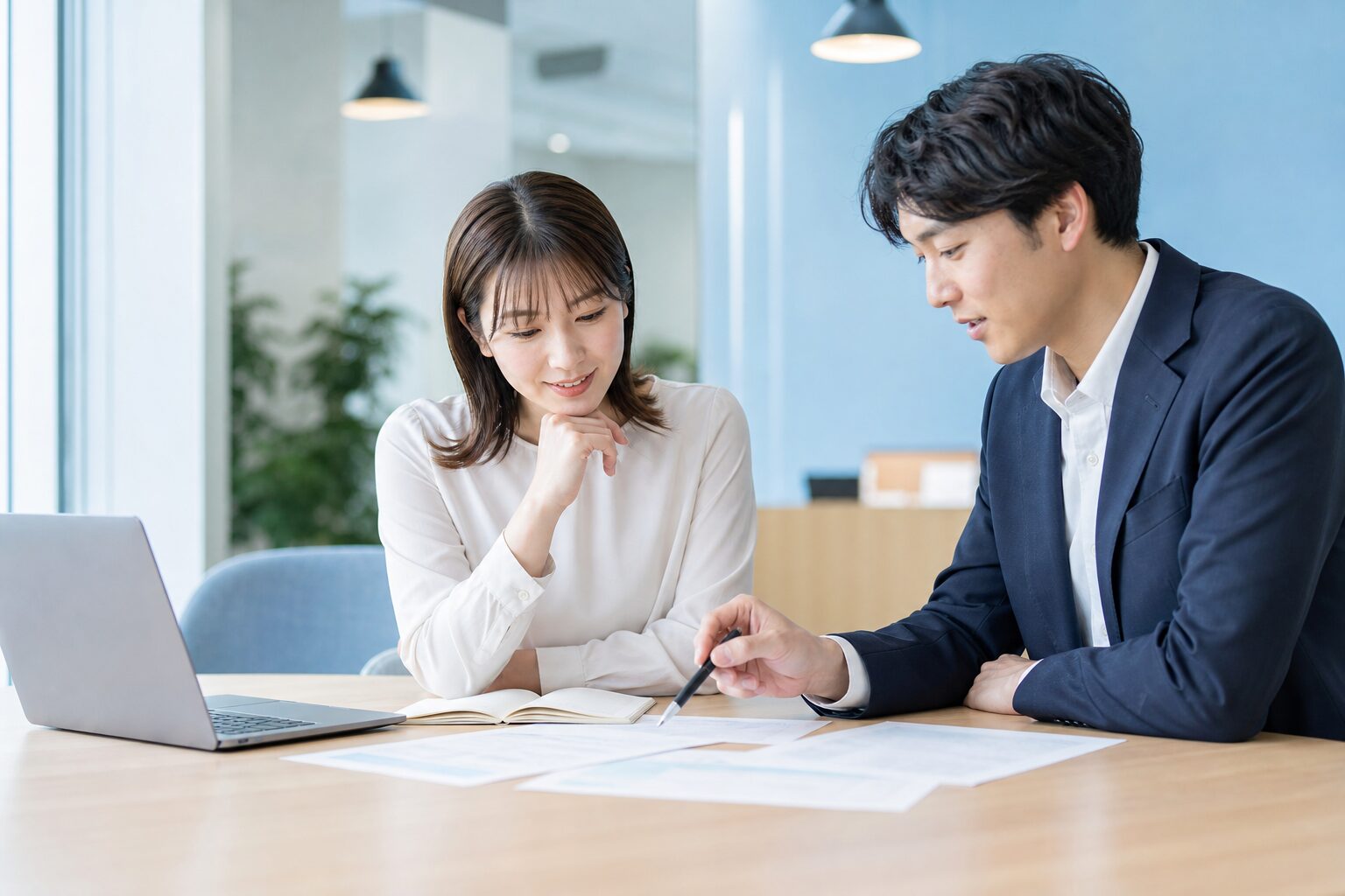 求人資料とキャリアプランを担当者と整理する20代女性