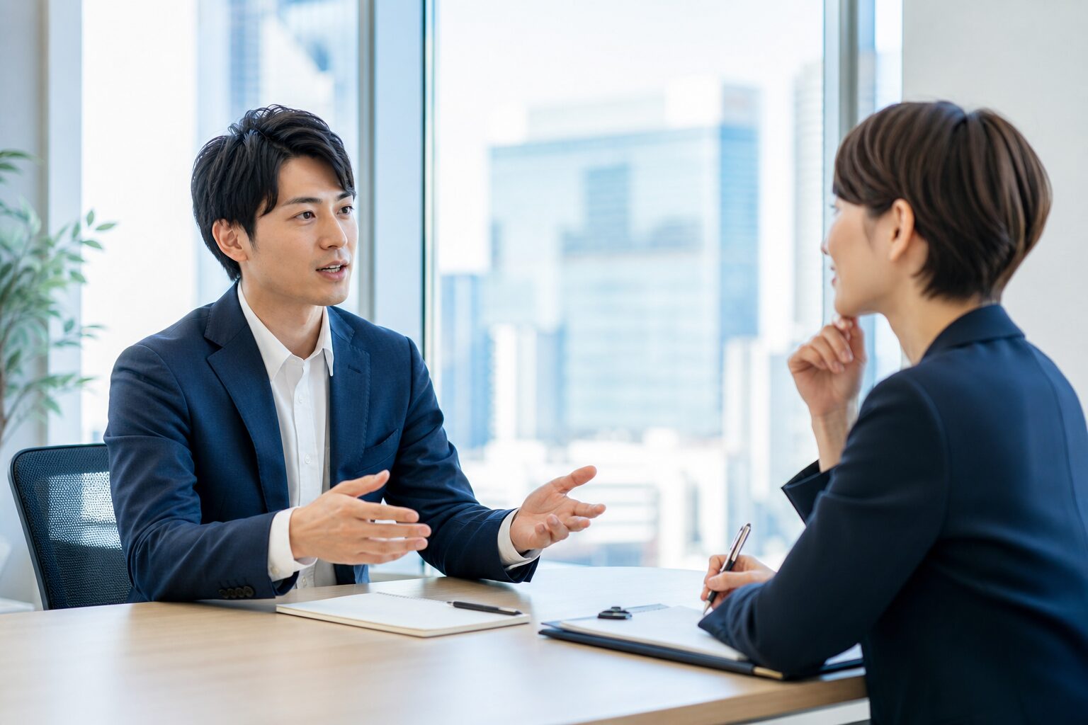 転職面談で希望条件を担当者へ伝える20代男性