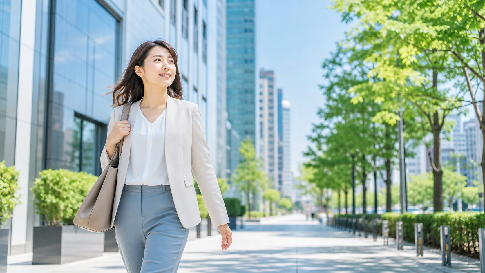 新しいキャリアへ前向きに歩き出す20代女性